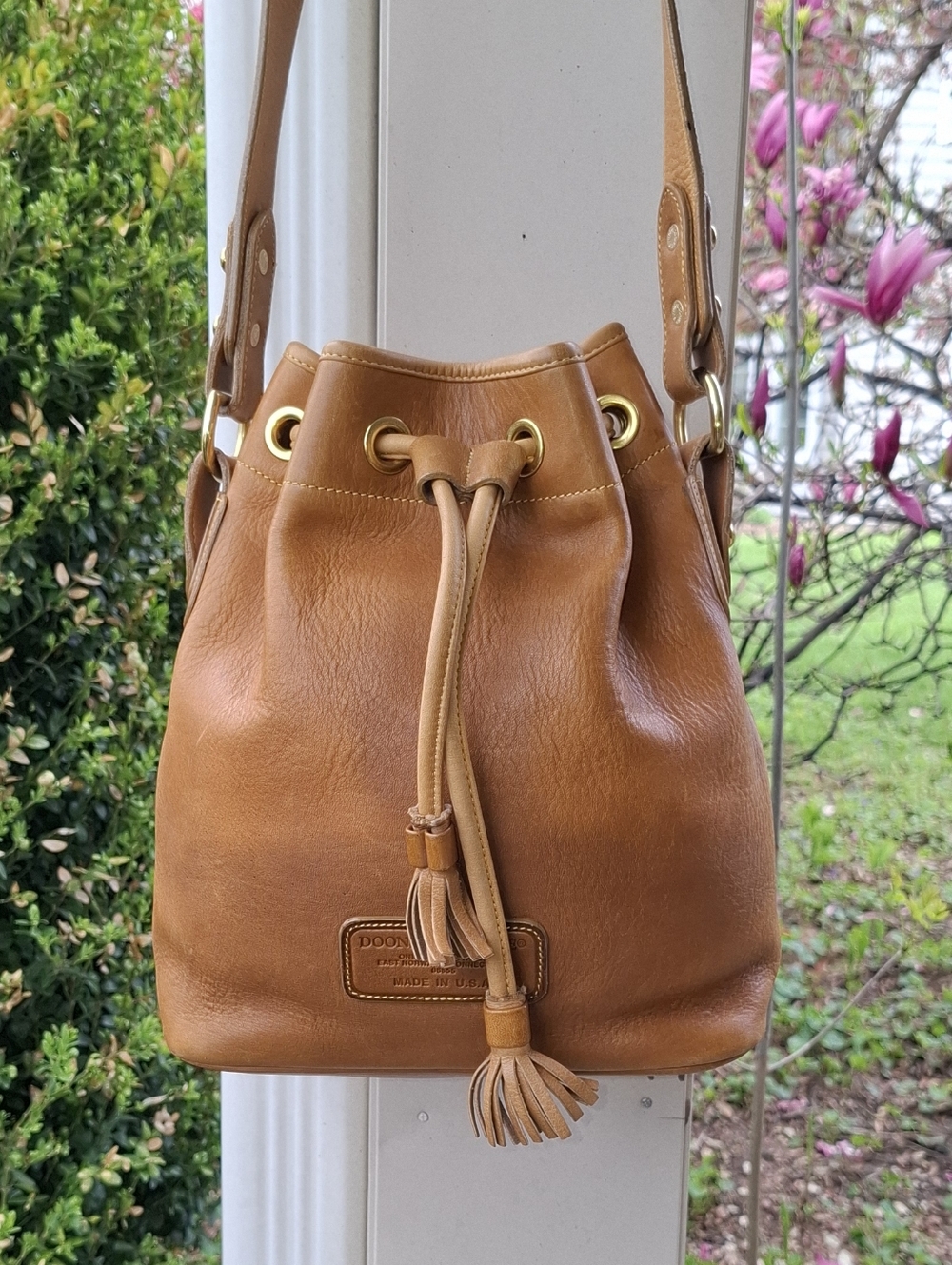 🏝SALE🏝Vintage Dooney & Bourke Cognac Leather Drawstring Bucket Shoulder Bag